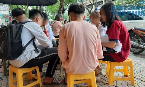 Học sinh Hà Nội ngập tràn trong khói thuốc lào sau giờ học